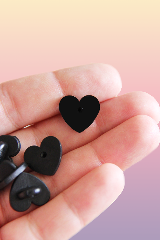 <transcy>Pin backs in the shape of a heart - Black heart</transcy>