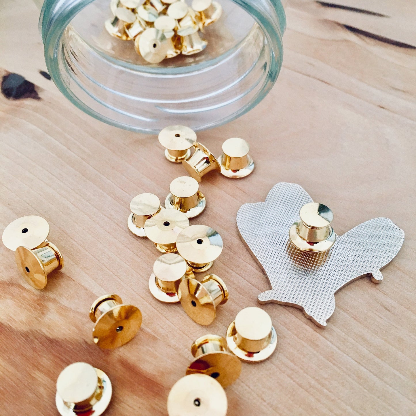 <transcy>Locking pin backs</transcy>