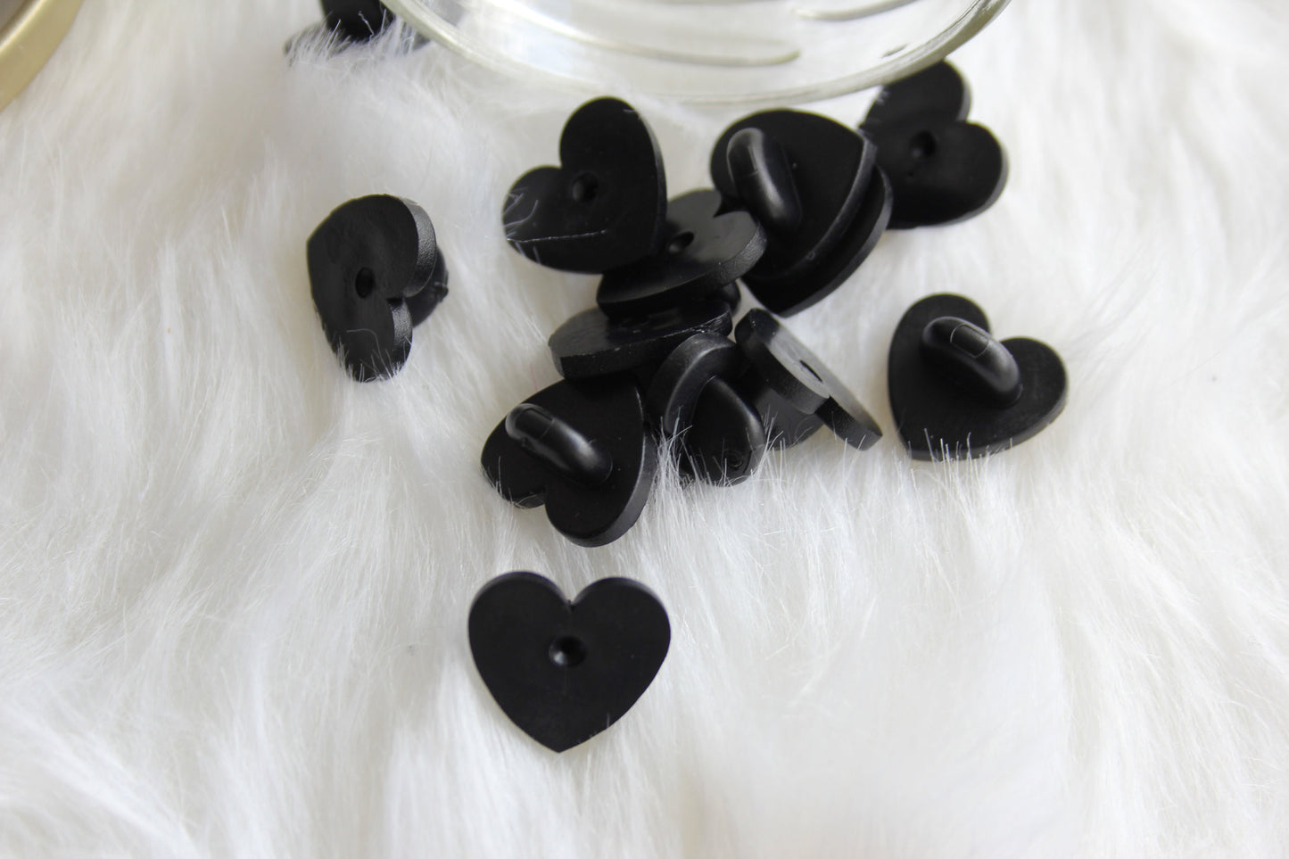 <transcy>Pin backs in the shape of a heart - Black heart</transcy>