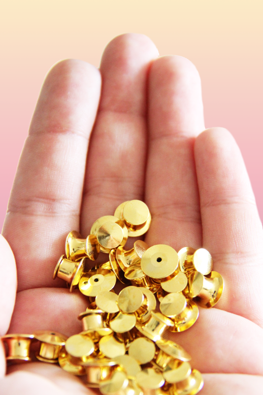 <transcy>Locking pin backs</transcy>